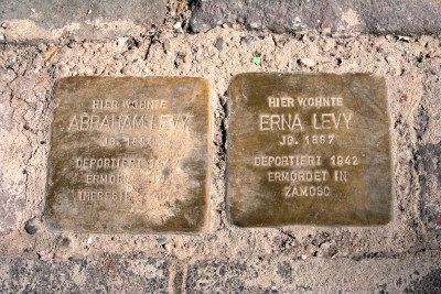 Stolpersteine wie hier in der Grünrockstraße erinnern an die Menschen, die in der Zeit des Nationalsozialismus in Hagen vertrieben, verfolgt, deportiert oder ermordet wurden. (Foto: Karsten-Thilo Raab/Stadt Hagen)
