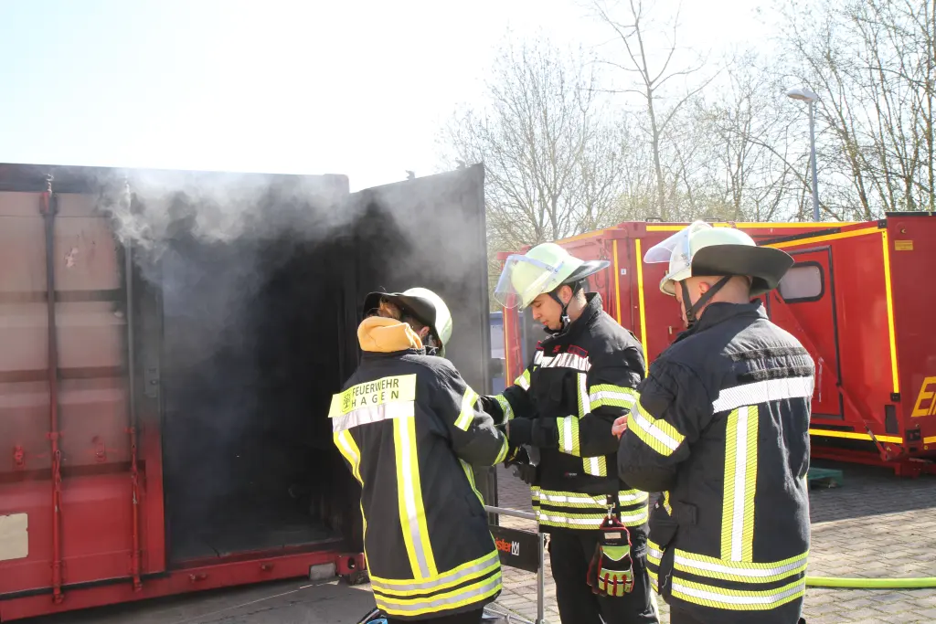 Foto: Praktische Ausbildung an der Rauchgasdurchzündungsanlage