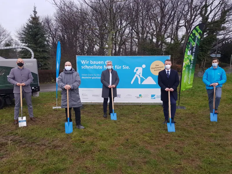 Zum ersten Spatenstich am Wasserschloss Werdringen trafen sich (von links): Andreas Römer (Projektträger atene KOM), Bertram Schmidtke (Breitbandkoordinator der Stadt Hagen), Erik O. Schulz (Oberbürgermeister), Gunter Schwab (Geschäftsleiter Förderprojekte bei der Deutschen Glasfaser GmbH) und Johannes Ludwigs (Projektleiter Deutsche Glasfaser).