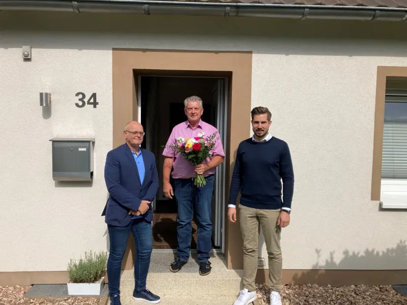 V.l.n.r.: Bert Schmidtke (Gigabitkoordinator der Stadt Hagen), Axel Fischer (1.Glasfaserkunde), Johannes Ludwigs (Projektleiter Ausbau Förderprojekte der Deutsche Glasfaser)