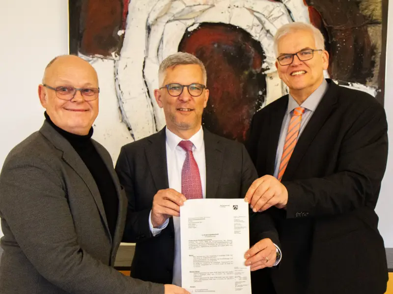 Regierungspräsident Hans-Josef Vogel übergibt den Förderbescheid für den Breitbandausbau in Hagen an Oberbürgermeister Erik O. Schulz und Bert Schmidtke, Breitbandkoordinator der Stadt Hagen.