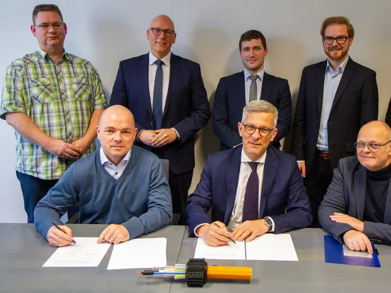 Oberbürgermeister Erik O. Schulz und Enrico Hesse, Abteilungsleiter kommunaler Projektvertrieb der Firma "INEXIO Informationstechnologie und Telekommunikation GmbH", die "INEXIO"-Projektleiter und Vertreter der Stadt Hagen, TÜV Rheinland Consulting sowie von Muth & Partner bei der Vertragsunterzeichnung im Rathaus an der Volme.