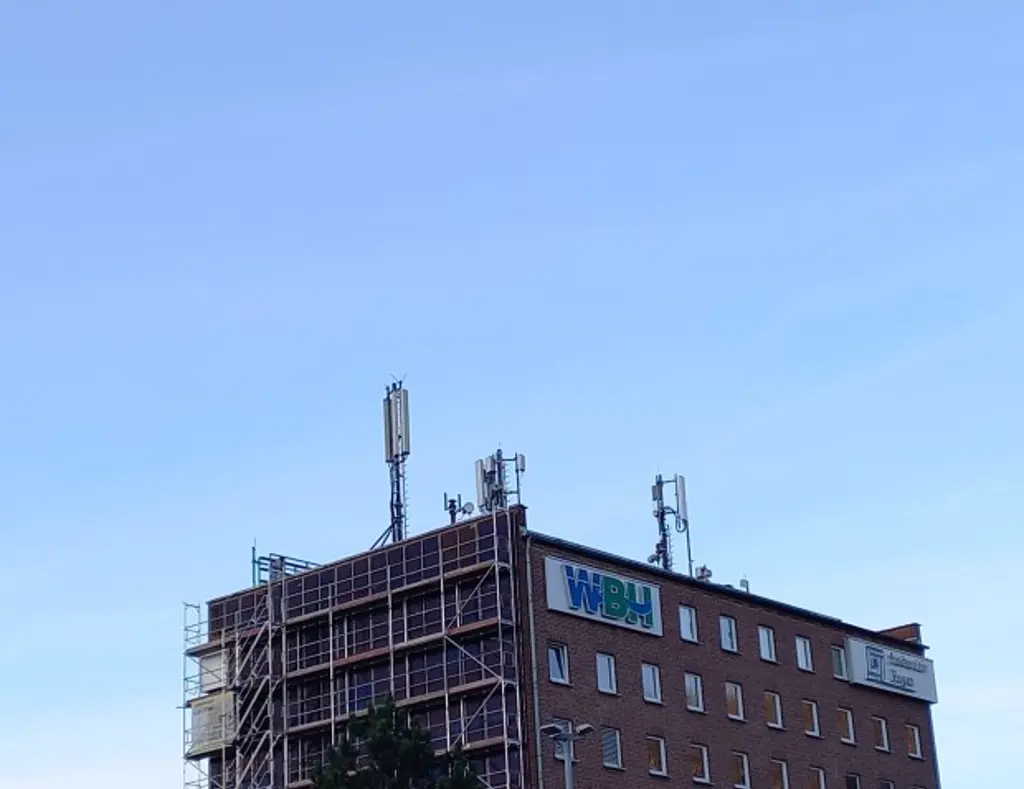 Mobilfunkantenne auf einem Gebäude des WBH