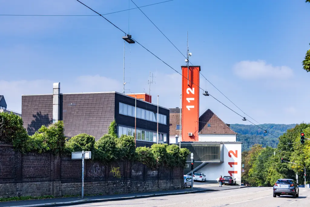 Foto: Das Gebäude der Feuerwehr in Wehringhausen mit einem hohen Turm der Leitstelle.