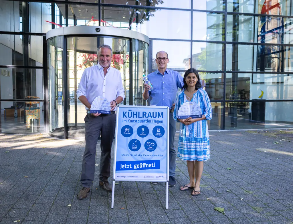 Thomas K&ouml;hler (Leitung Umweltamt, Prof. Dr. Rainer Stamm (Leiter FB Museen und Archive) und Dr. med. Anjali Scholten er&ouml;ffnen die erste K&uuml;hloase in Hagen.