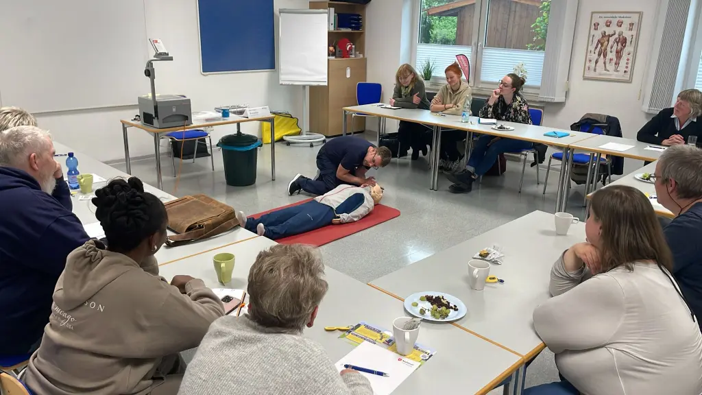 Fachakteur*innen im Bereich von Menschen in Wohnungsnot nehmen an der Erste-Hilfe-Schulung f&uuml;r Hitzeerkrankungen teil.