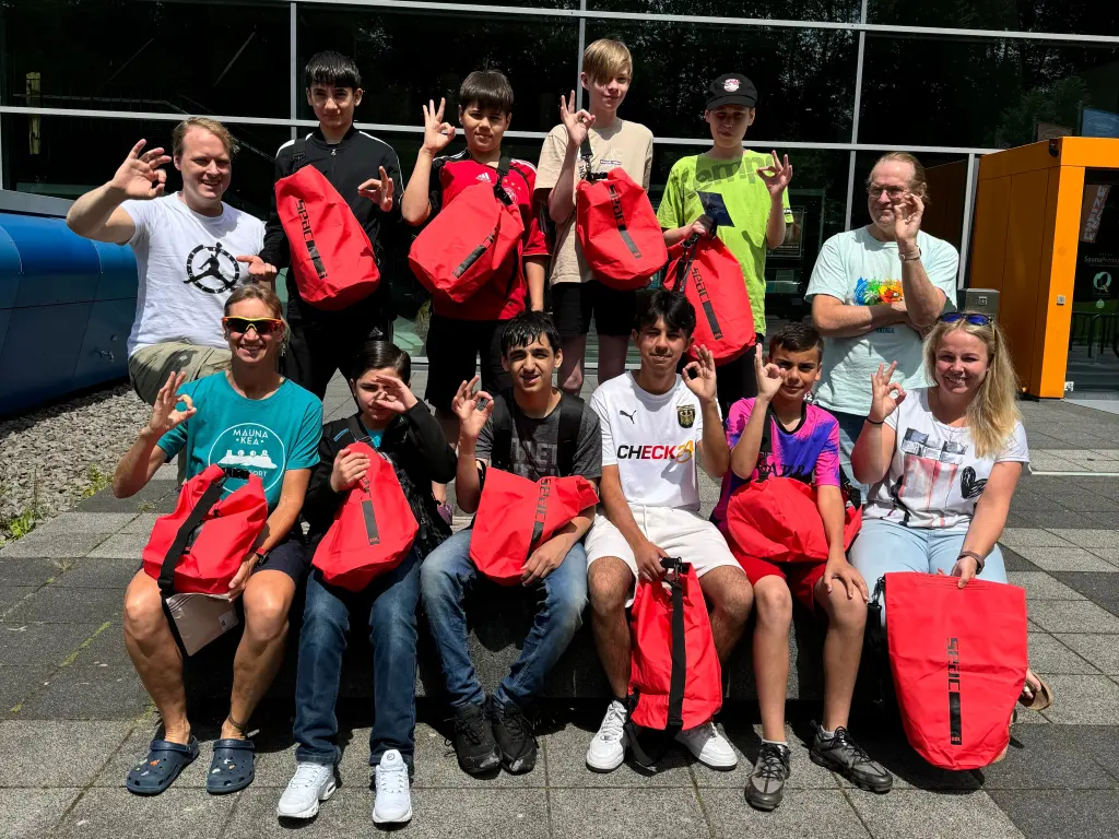 Foto: Gruppenfoto im Rahmen der Projektwoche "Einfach mal abtauchen" vor dem Westfalenbad