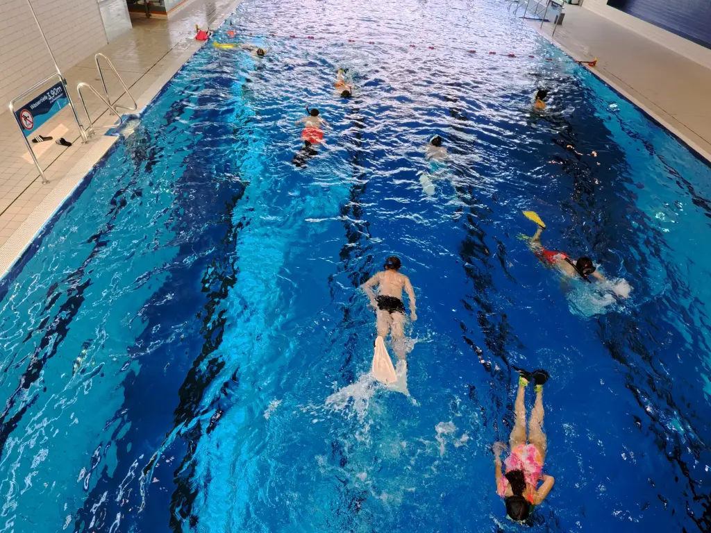 Foto: Die Gruppe im Wasser.