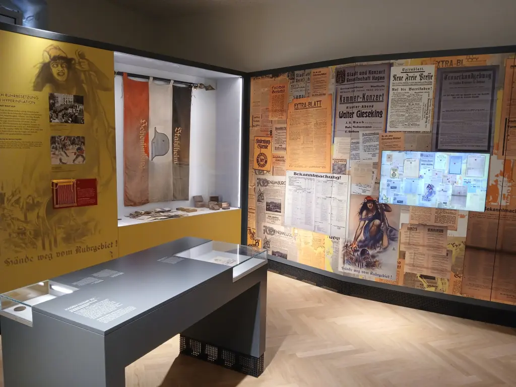 Foto: Die Innenräume des Stadtmuseums mit einer Wand voller alter Zeitungen.