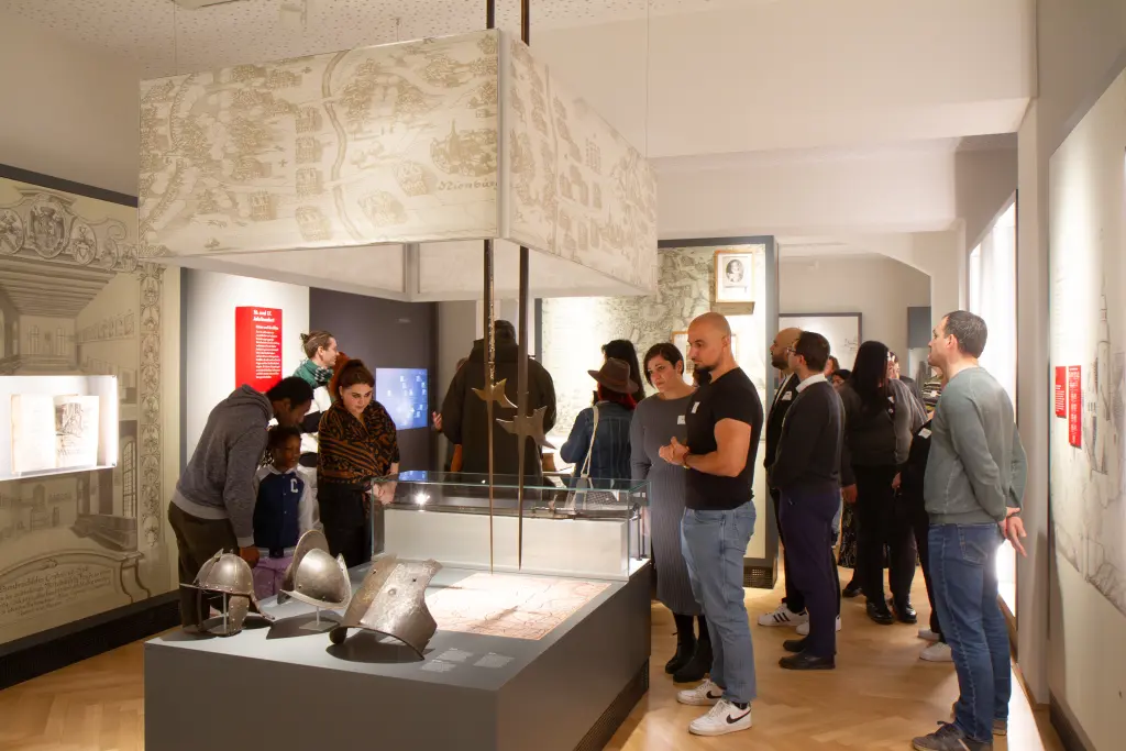 Foto: Eine Gruppe Besucherinnen und Besucher im Hagener Stadtmuseum.