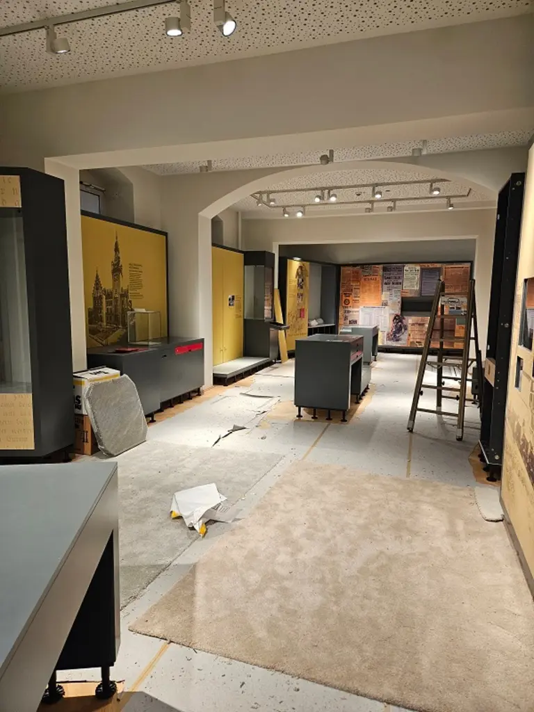 Foto: Das halbfertige Stadtmuseum mit eingepackten Ausstellungsstücken.