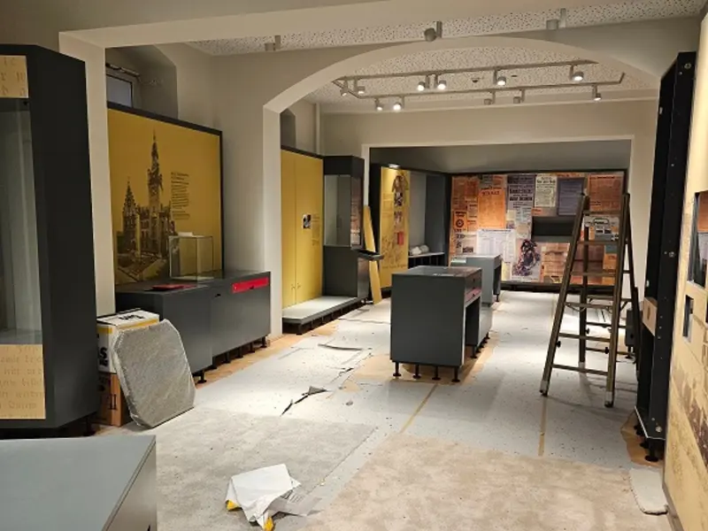Foto: Das halbfertige Stadtmuseum mit eingepackten Ausstellungsstücken.