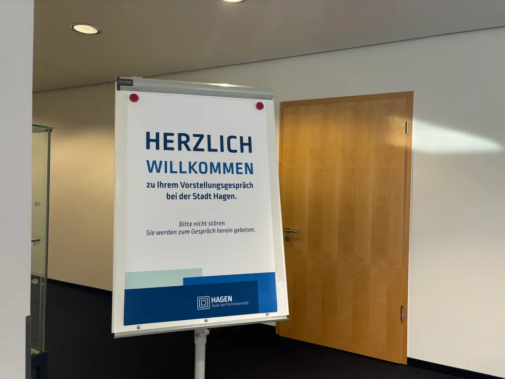 Foto: Ein Schild begrüßt Bewerberinnen und Bewerber im Rathaus an der Volme zu ihren Vorstellungsgesprächen.