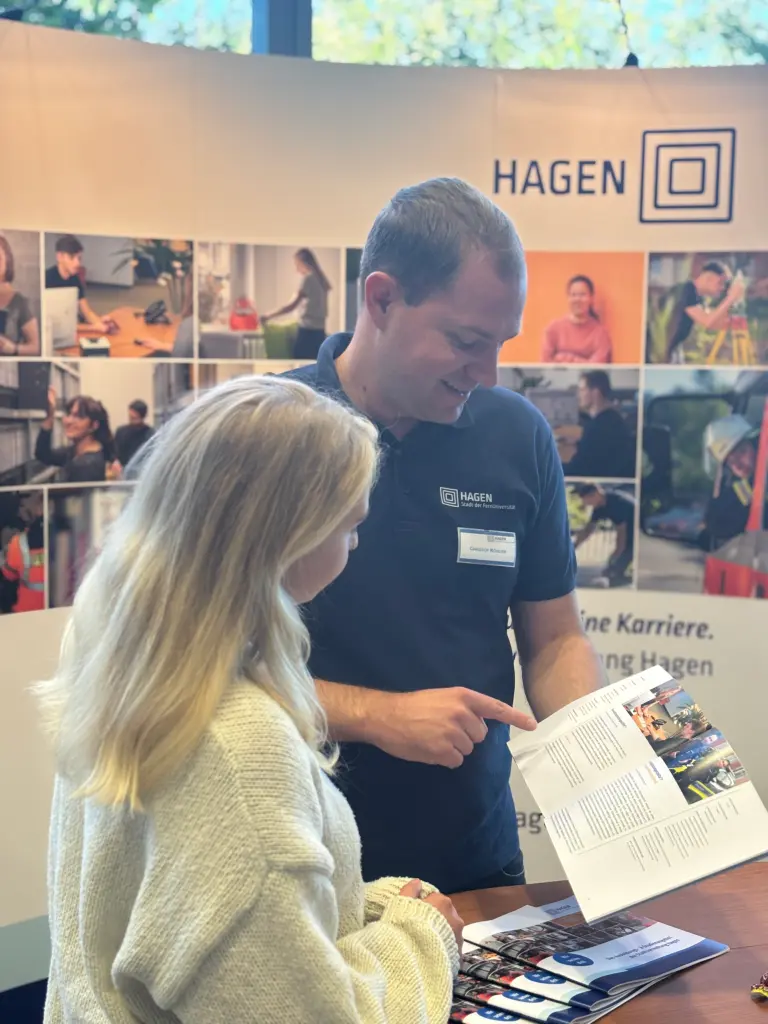 Mitarbeiter der Stadt Hagen erz&auml;hlt bei der Ausbildungsmesse einer Interessierten von den vielf&auml;ltigen Ausbildungs- und Studienm&ouml;glichkeiten.