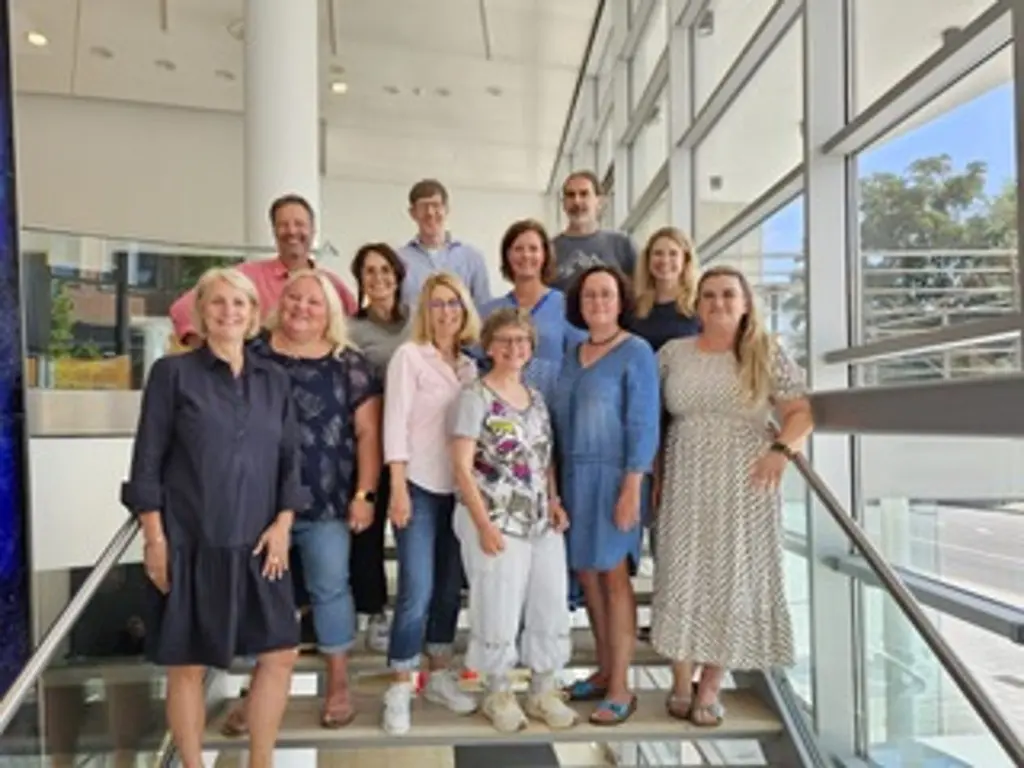 Personen von vorne links nach rechts: Frau Würfel, Frau Hartleb, Frau Dönmezer, Frau Klimmek, Frau Quick, Frau Rexa, Frau Wilmer, Frau Hoppe, Frau Grauthoff, Herr Selent, Herr Mahlmann-Rasgadinho, Herr Girod