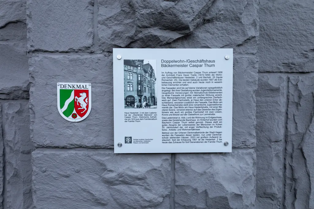 Auf dem Foto sehen Sie die Denkmalplakette an der neu sanierten Fassade des Wohn- und Geschäftshauses des Bäckermeister Caspar Thum.