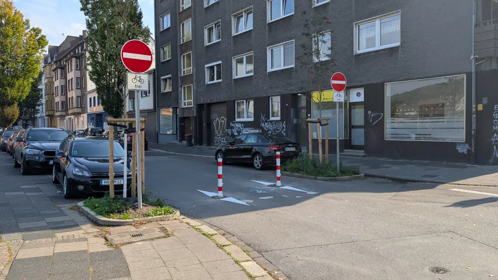 Bild zeigt die Durchfahrtssperre an der Einmündung in die Bachstraße