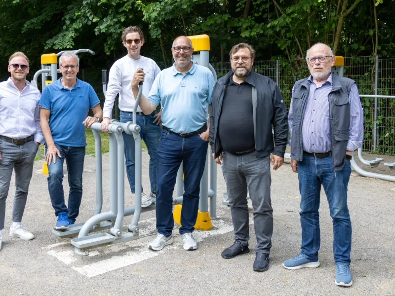 (v.l.n.r.) Nico Schake (AOS Stahl), Thomas Becker (WBH), André Sänger (SSB), Karsten-Thilo Raab (SZS), Sportdezernent Henning Keune und Bürgermeister Dietmar Thieser freuen sich über die neuen Sportgeräte.