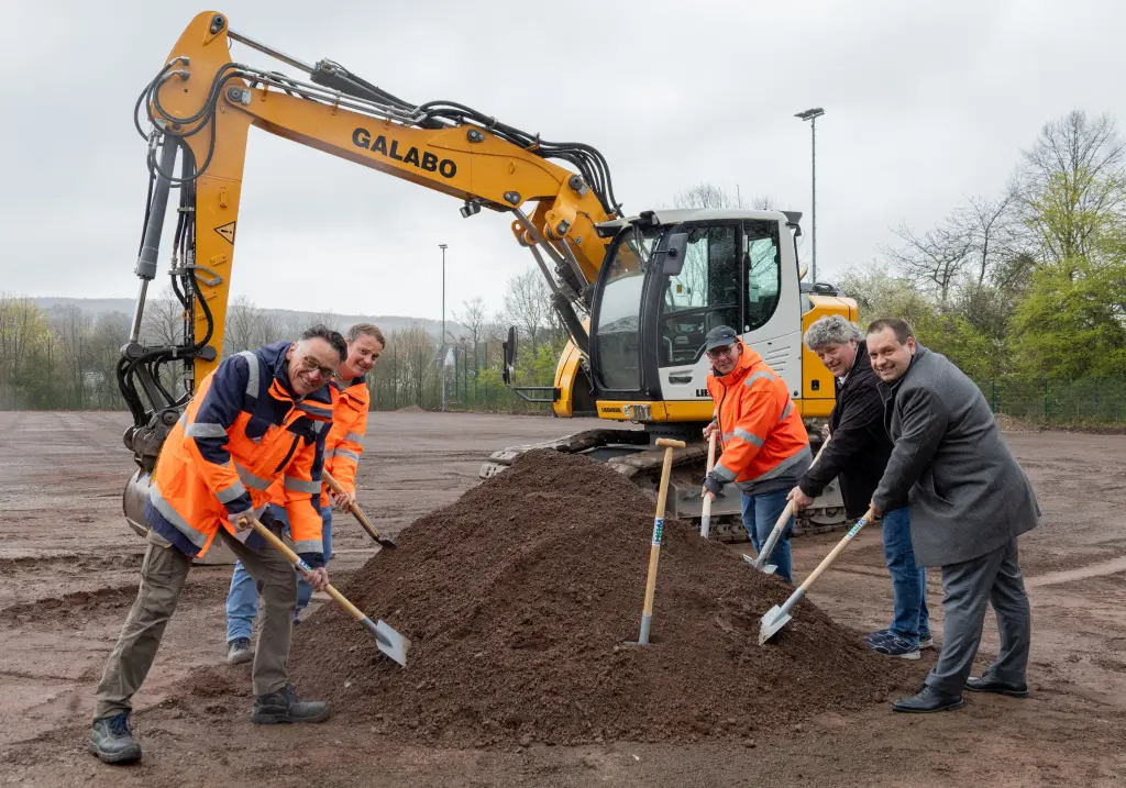 v.l.: J&ouml;rg Finkeldey und Stefan Vennegeerts (Fachbereich Gr&uuml;n, Sport und Spielpl&auml;tze beim WBH), Markus B&uuml;ttner (GALABO GmbH), Ralf Kriegel (SZS) und Oberb&uuml;rgermeister Dennis Rehbein l&auml;uten mit dem ersten offiziellen Spatenstich den Bau des neuen Kunstrasenplatzes in der Bezirkssportanlage Haspe ein. (Foto: Charlien Schmitt/ Stadt Hagen)