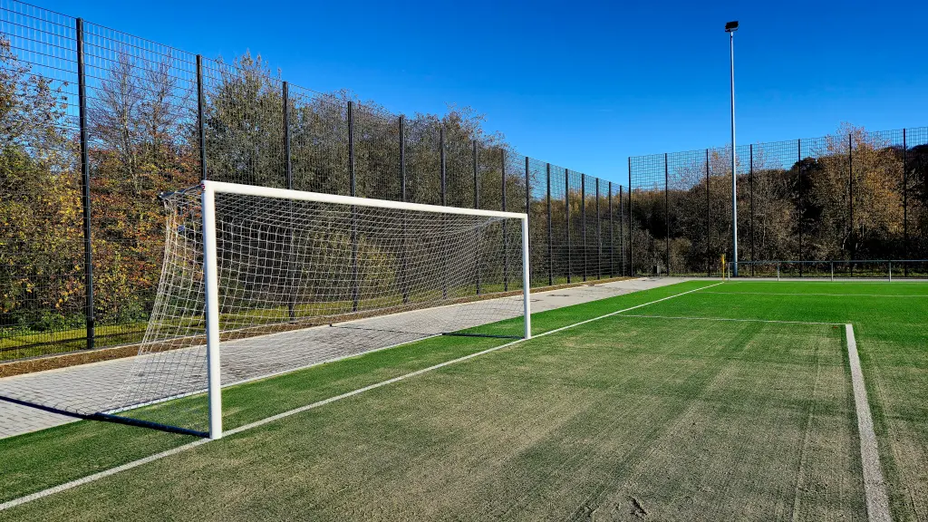 Foto: Ein großes Fußballtor auf einem Kunstrasenplatz.