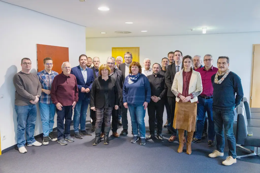 Foto: Die Mitglieder des ABB stehen bei den Sitzungsr&auml;umen im Rathaus an der Volme.