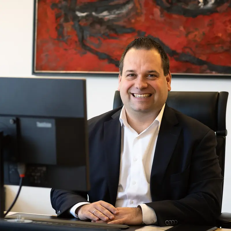 Dennis Rehbein am Schreibtisch in seinem B&uuml;ro.