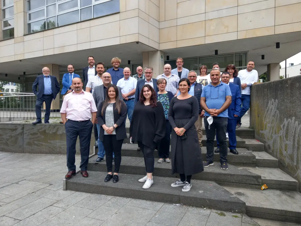 Foto: Die Mitglieder des Integrationsrats Hagen zusammen im Foyer des Rathaus an der Volme.