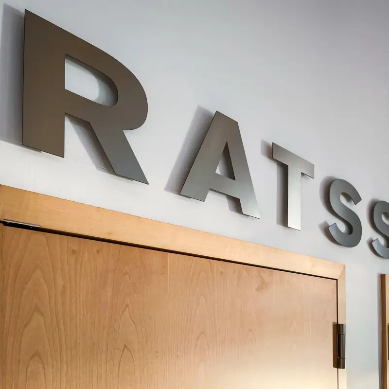 Foto: Der Schriftzug "Ratssaal" über zwei Türen.
