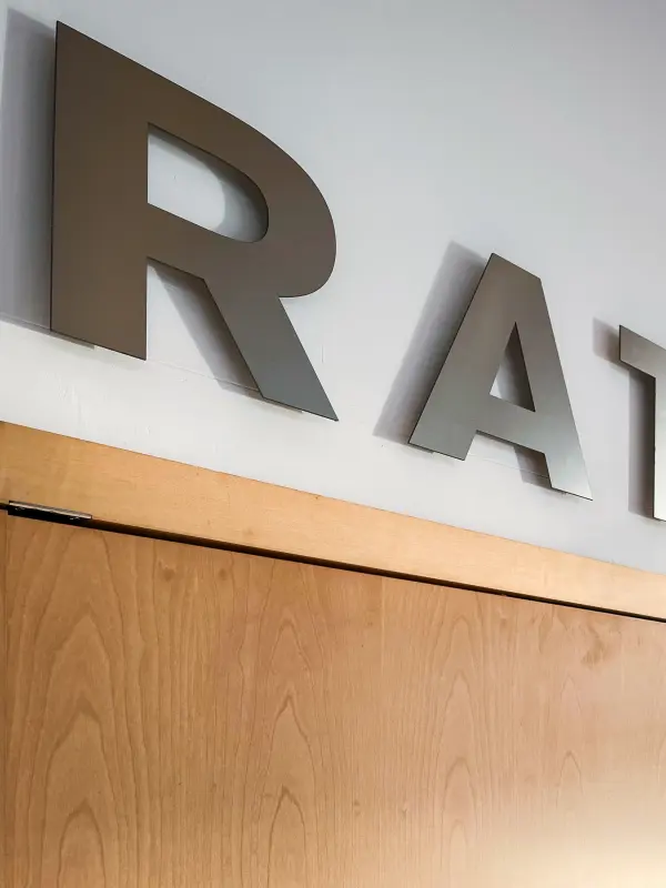 Foto. Schriftzug Ratssaal