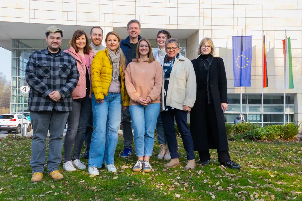 Foto: Das neunköpfige Team der Pressestelle vor dem Rathaus an der Volme.