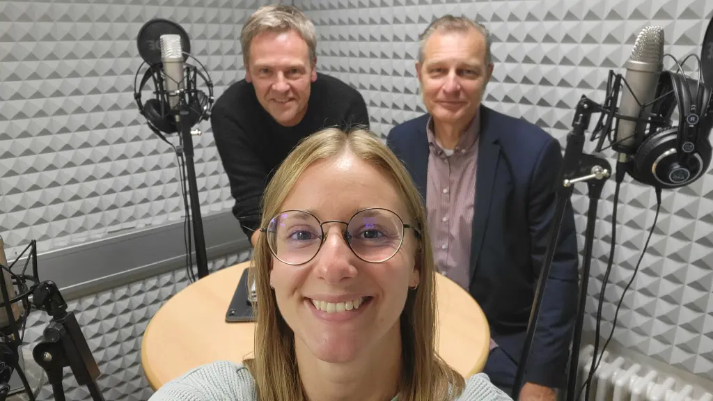 Drei Personen in einem Tonstudio