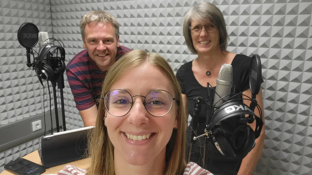 Drei Personen in einem Tonstudio.