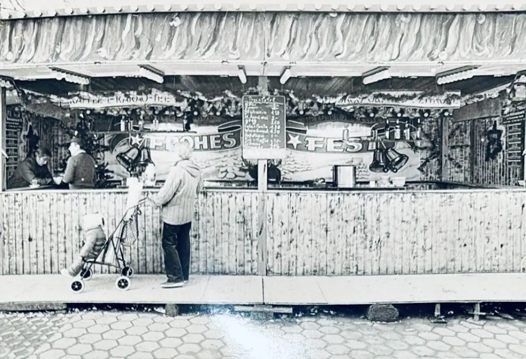 Eine historische Schwarz-Weiß-Aufnahme eines Getränkestandes auf dem Hagener Weihnachtsmarkt