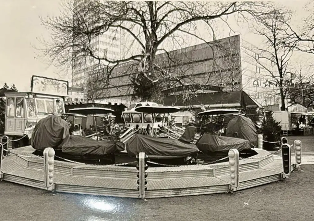Eine historische Schwarz-Weiß-Aufnahme eines Kinderkarussells auf dem Hagener Weihnachtsmarkt