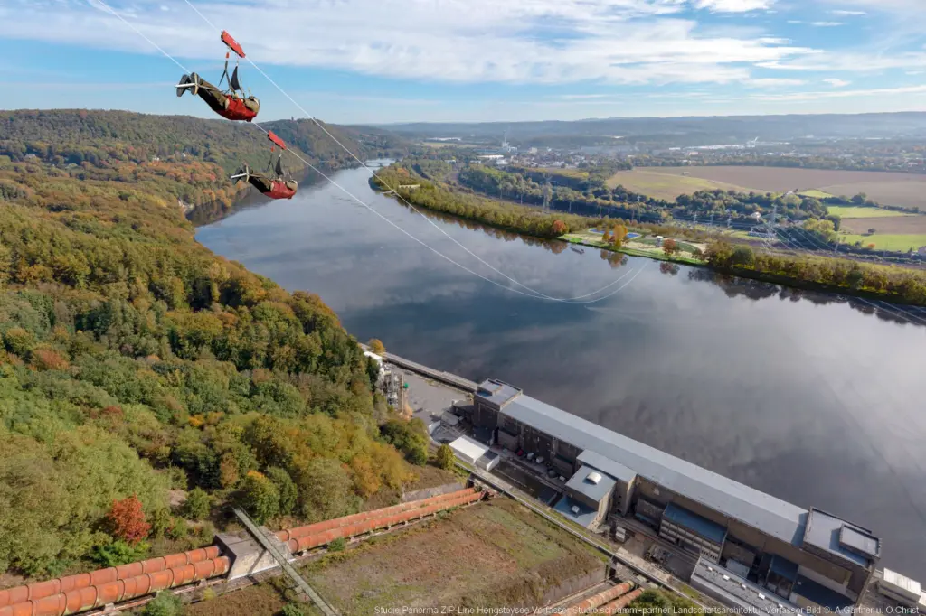 Animation: Die Panorama-Zip-Line Hengstey mit zwei Personen, die an der Zip-Line über den Hengsteysee schweben.