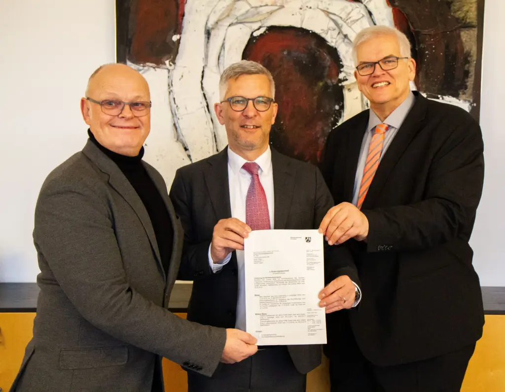Regierungspräsident Hans-Josef Vogel übergibt den Förderbescheid für den Breitbandausbau in Hagen an Oberbürgermeister Erik O. Schulz und Bert Schmidtke, Breitbandkoordinator der Stadt Hagen.