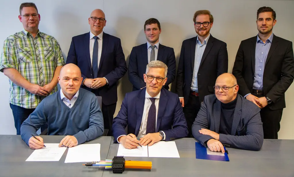 Oberbürgermeister Erik O. Schulz und Enrico Hesse, Abteilungsleiter kommunaler Projektvertrieb der Firma "INEXIO Informationstechnologie und Telekommunikation GmbH", die "INEXIO"-Projektleiter und Vertreter der Stadt Hagen, TÜV Rheinland Consulting sowie von Muth & Partner bei der Vertragsunterzeichnung im Rathaus an der Volme.