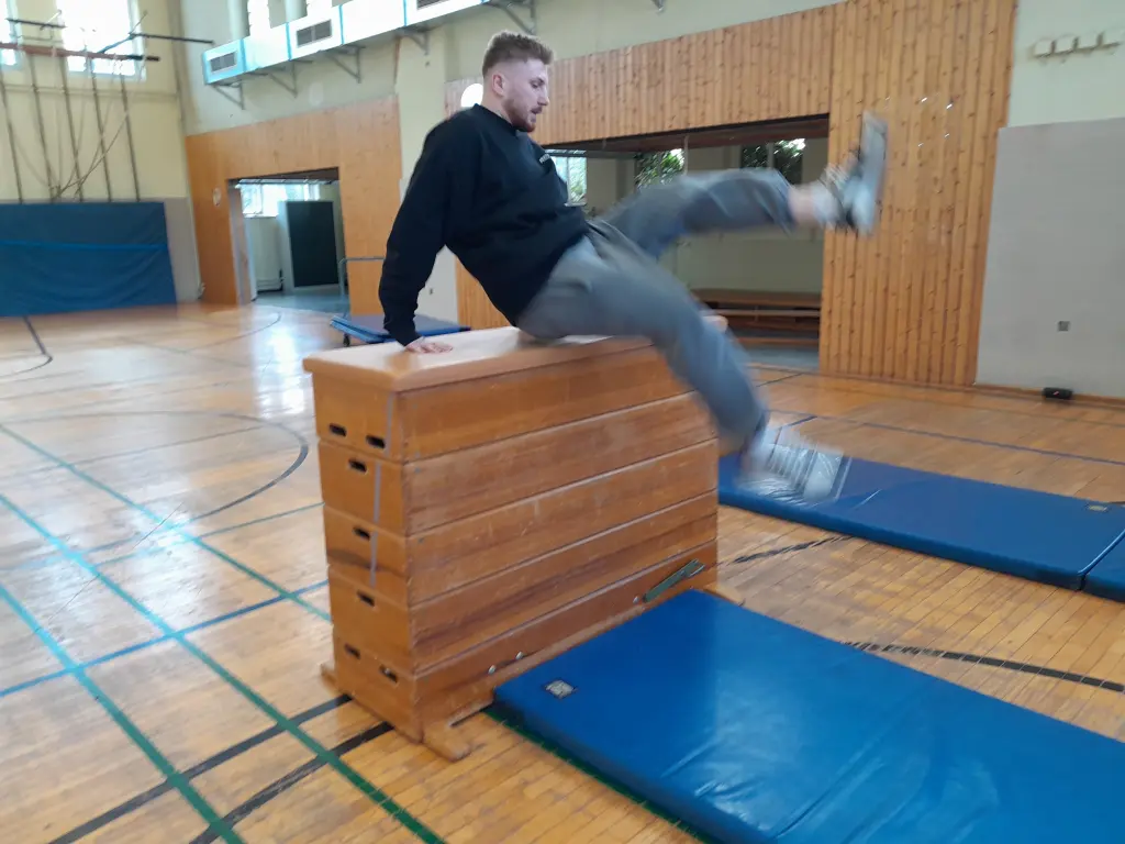 Bild: Trainer Timon macht eine Übung vor.