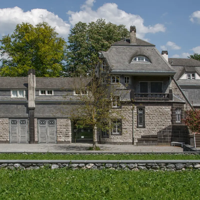 Foto: Außenansicht der Villa Hohenhof inkl. Auszüge des Außengeländes (Wiese und Bäume)