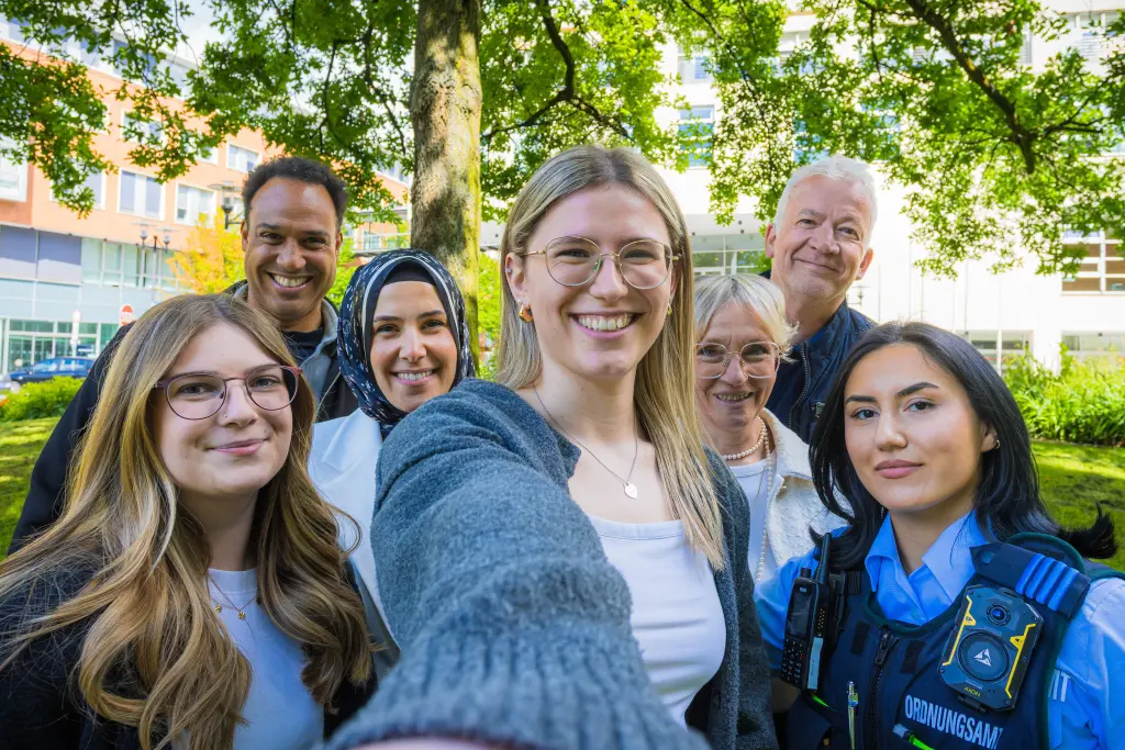 Mitarbeitende der Stadtverwaltung Hagen aus verschiedenen Bereichen der kommunalen Verwaltung. Die Beschäftigten repräsentieren den öffentlichen Dienst der Stadt Hagen und stehen für Service, Verwaltung, Zusammenarbeit und Bürgernähe.