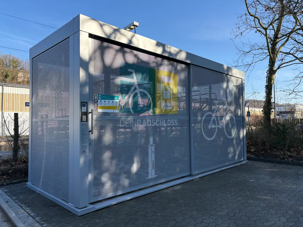 Bild zeigt neue Fahrradbox am Bahnhof Heubing