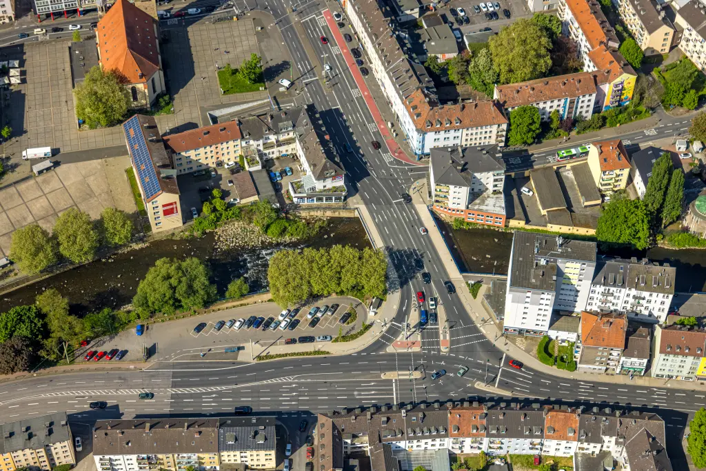 Foto: Eine Luftaufnahme einer großen Verkehrskreuzung mit mehreren Spuren.
