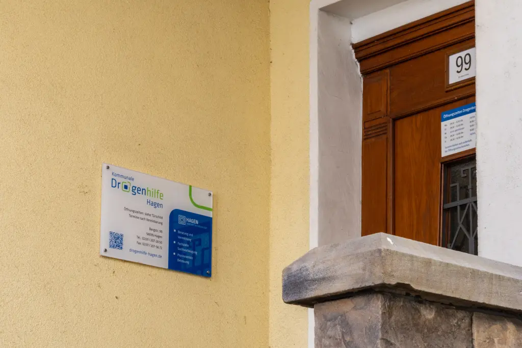 Foto: Die Eingangstür der Kommunalen Drogenhilfe mit einem großen Klingelschild.