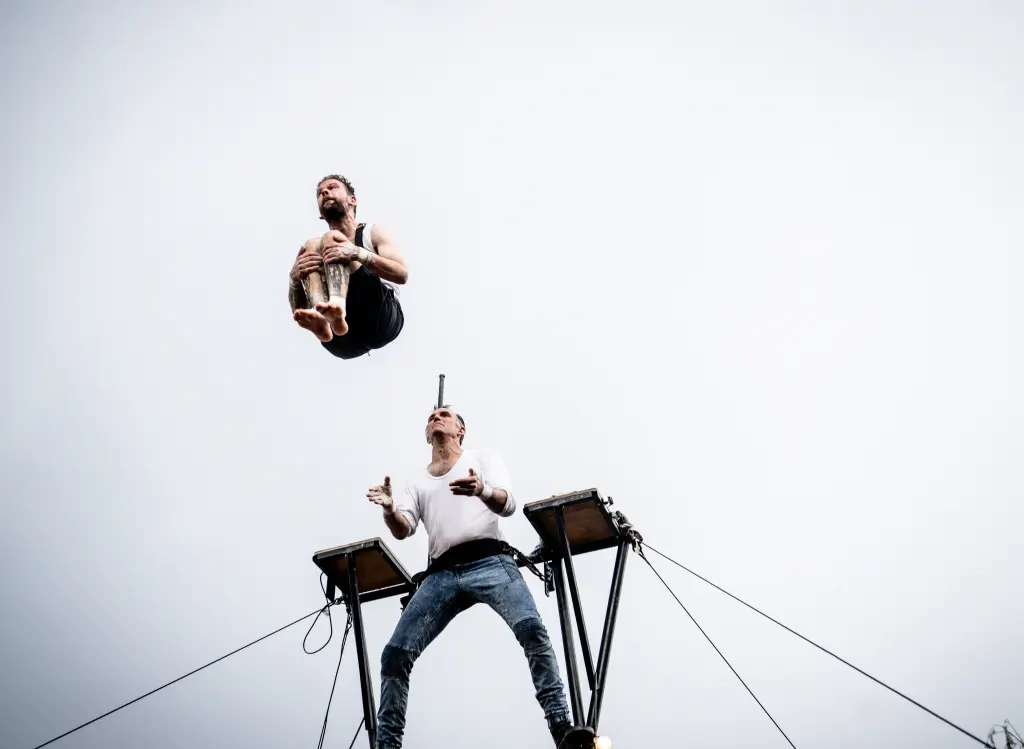 Foto: Zwei Artisten von Omnivolant bei einer Show