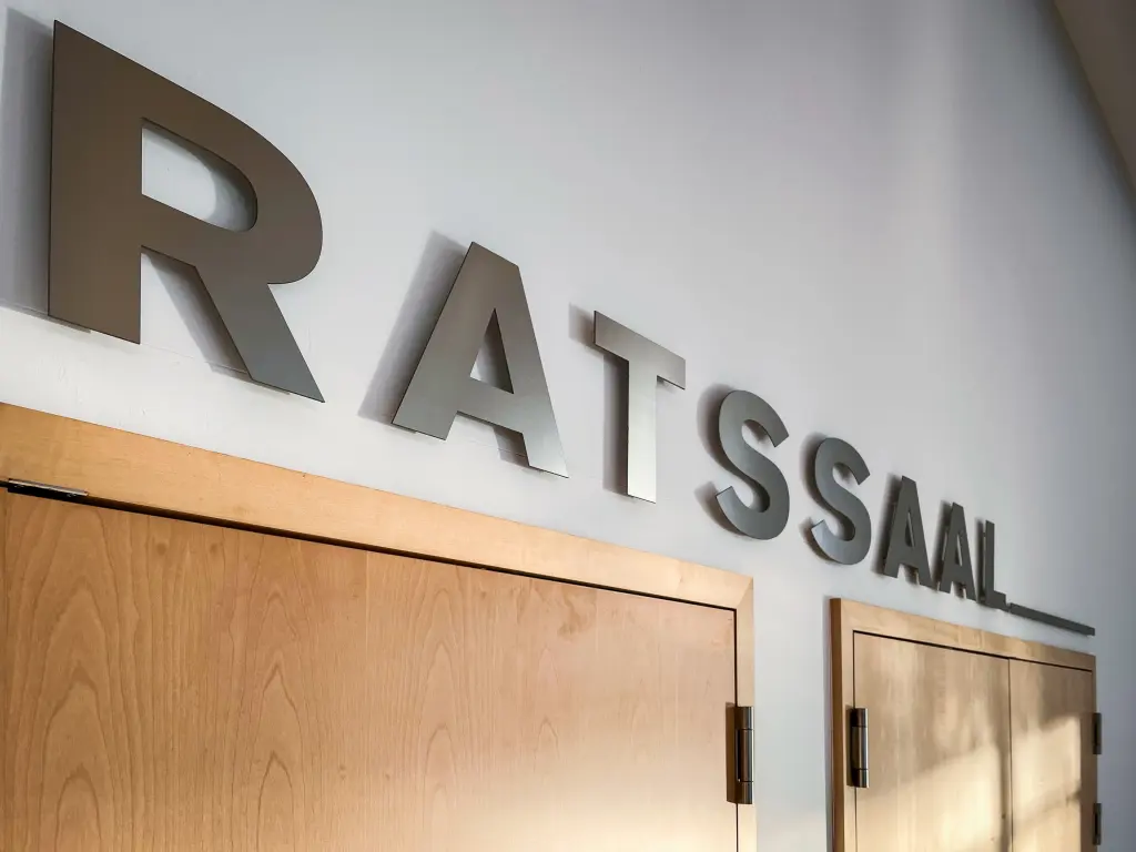 Foto: Schriftzug über den Eingangstüren zum Ratssaal.