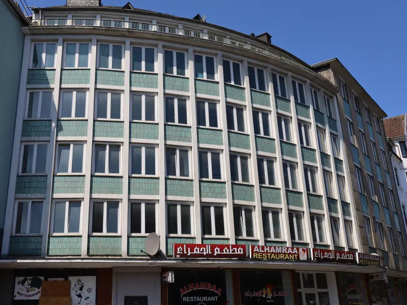 Foto: Ein Gebäude mit vielen Fenstern
