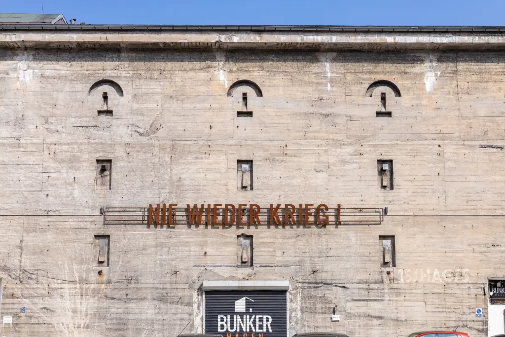 Foto: Frontalansicht der Betonfassade des Bunkers in der Bergstraße.