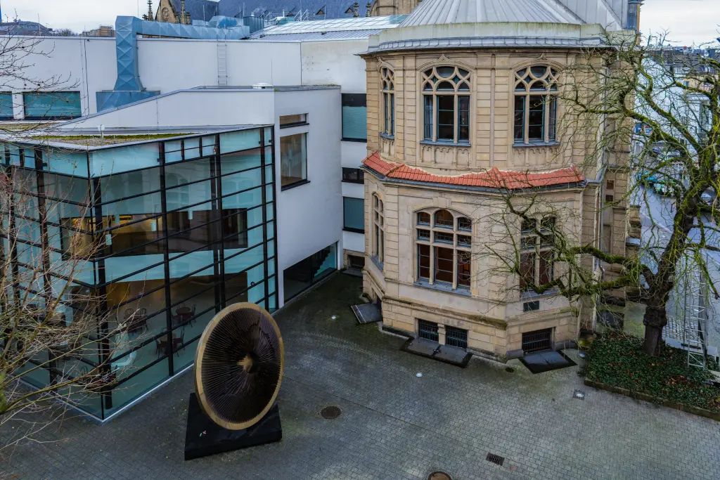 Foto: Der gläserne Eingang des Osthaus Museums.