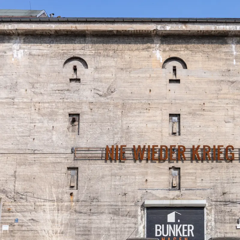Foto: Die Frontalansicht eines Bunkers.