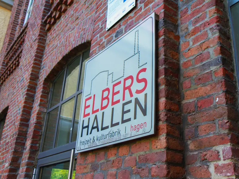 Nahaufnahme der Beschilderung der Elbershallen